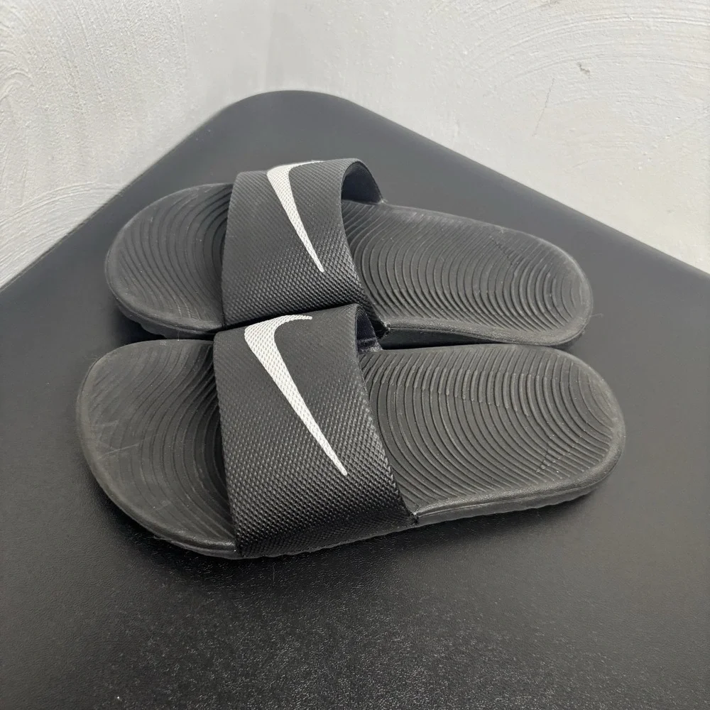 NIKE KIDS KAWA SLIDES (GS/PS)‎ BLACK / WHITE 819352 001 Size 1Y SLIP ON ATHLETIC